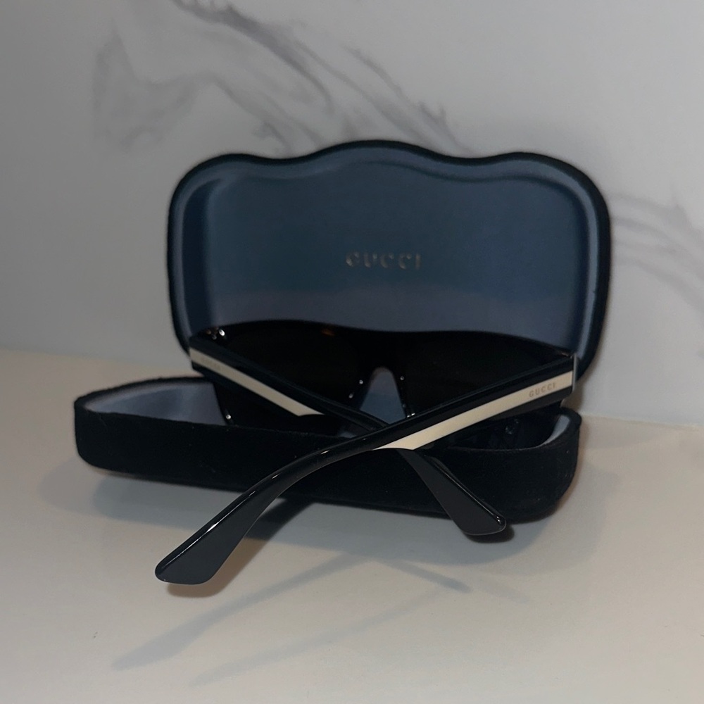 Gucci Dark Sunglasses with Elegant Case - Picture 6 of 8